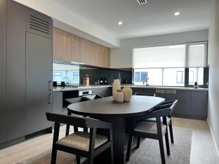 Stylish CBD Retreat with 3BR,3BA,Balcony,2 Parking - 7