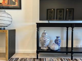 Stylish CBD Retreat with 3BR,3BA,Balcony,2 Parking - 3