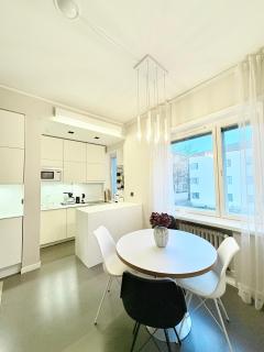 2BR Lux Modern Stay near Sea, Sibelius and Stadium - 3