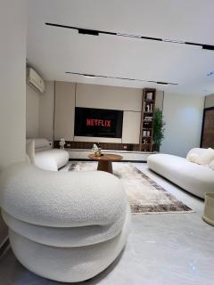 Brand-New Luxury Zamalek Retreat-Partial Nile View - 4