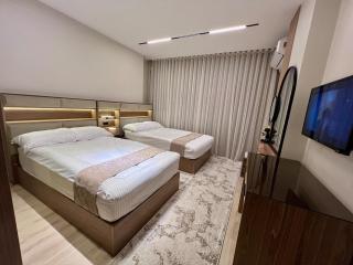 Brand-New Luxury Zamalek Retreat-Partial Nile View - 2