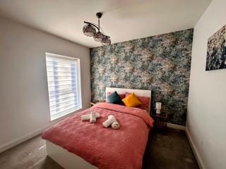 Spacious and Modern Entire Home with Garden - 1