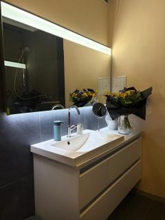 Border Bliss - Private Room with Bathroom in a Cozy Home - 2