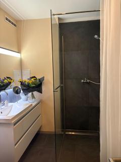 Border Bliss - Private Room with Bathroom in a Cozy Home - 5