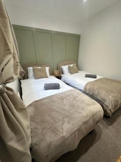 Stylish Designer Cottage - Sleeps 7 - Free Parking - 3