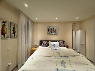 Border Bliss - Private Room with Bathroom in a Cozy Home - 7