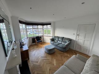 Entire Family Home with Massive Garden & Driveway - 2