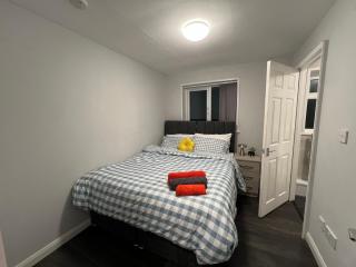 Rare 4 en-suite Bedroom Flat with Free Parking and workspace - 3