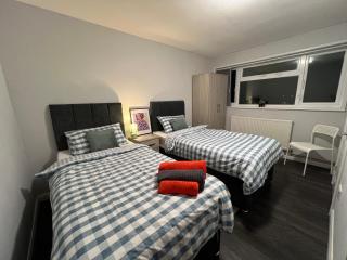 Rare 4 en-suite Bedroom Flat with Free Parking and workspace - 5