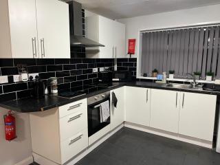 Rare 4 en-suite Bedroom Flat with Free Parking and workspace - 7