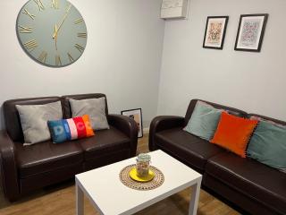 Rare 4 en-suite Bedroom Flat with Free Parking and workspace - 0