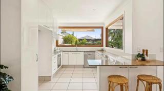 East Brisbane Federation-Style Pool Villa - 9