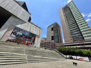 Art, design and urban life in Medellín loft - 3