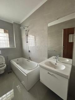 Spacious 3-Bedroom Nile View in Agouza - 7