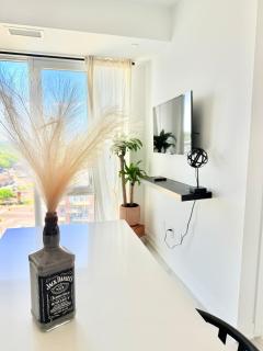 Modern 1BR Condo in Port Credit Steps to Lake - Mississauga - 0