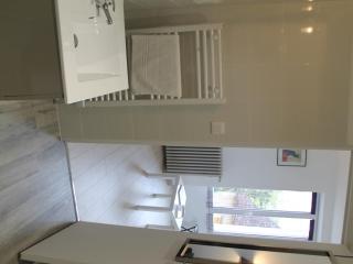 Appartement Rénové avec Cuisine Américaine et WIFI, Proche des Thermes Saint Roch - FR-1-541-32 - 1