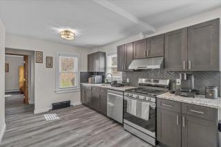 Cozy Farmhouse - Fireplace, Backyard, BBQ, Games - 3 MIN TO CAMELBACK - 7