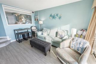 Ocean-view condo w pools & beach access - 7