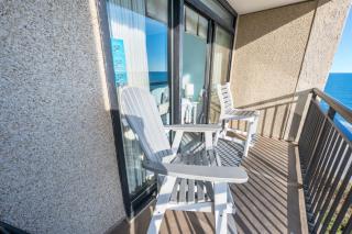 Ocean-view condo w pools & beach access - 1