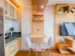 Good Place and Spacious Studio Transpark Cibubur Apartment By Travelio - 2