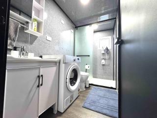 Overlooking a Park - A sunny escape - 9