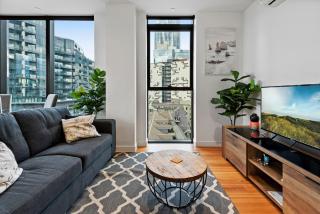 Bright Apartment with City Views in Trendy Locale - 0