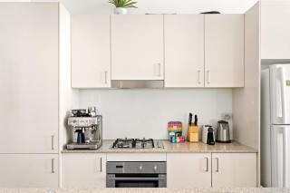 Charming Modern Apartment with City Views - 4