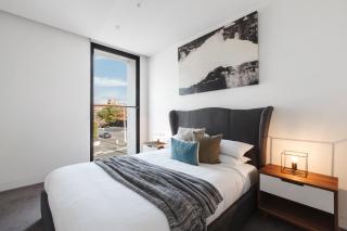 Chic 1-Bed with a Sleek Balcony near Shops - 9