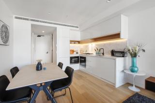 Chic 1-Bed with a Sleek Balcony near Shops - 7