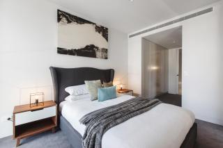 Chic 1-Bed with a Sleek Balcony near Shops - 1