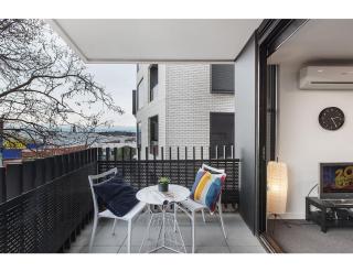 Modern 2 bed apartment in trendy Collingwood - 6