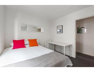 Modern 2 bed apartment in trendy Collingwood - 1