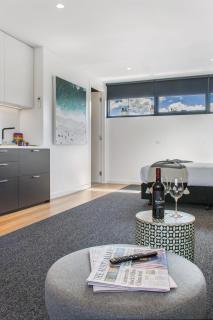 Stylish Studio with Great Amenities near Beachside - 3