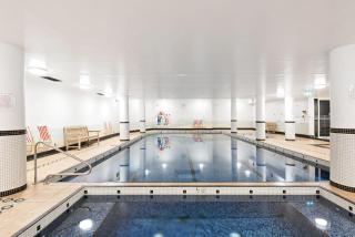 Poolside 2-Bed Haven, Walk to City Centre - Sydney - 9