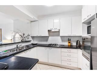 Poolside 2-Bed Haven, Walk to City Centre - 7