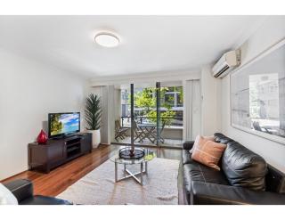 Poolside 2-Bed Haven, Walk to City Centre - 5