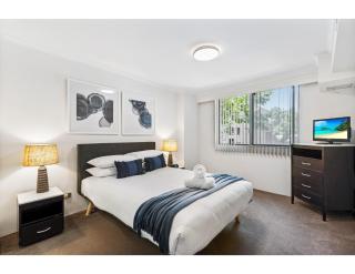 Poolside 2-Bed Haven, Walk to City Centre - 3