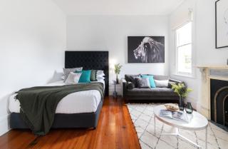 Cosy nook in inner-city Victorian mansion - 3