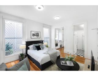 Renovated studio in bohemian area close to city - 8