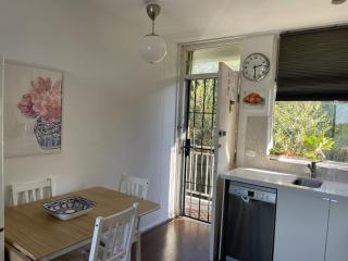 Treetop Retreat Five Minute Stroll To The Beach - Sydney - 3