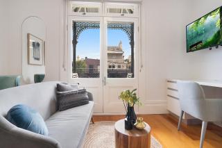 Cozy Studio with Balcony in Unbeatable Location - 4