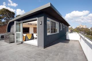 Perfect Located 2-Bed with Spacious Balcony & BBQ - 6