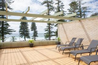 Beachfront Manly Apartment With Balcony & Parking - 0