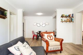 Suburban Two-bed Apartment with Parking and Patio - 5