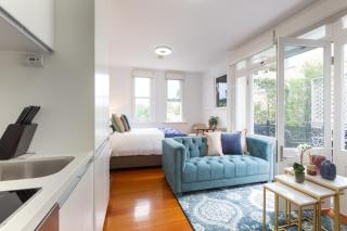 Intimate Studio Apartment with Balcony in Glebe - 8