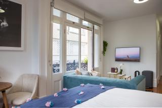 Intimate Studio Apartment with Balcony in Glebe - 0