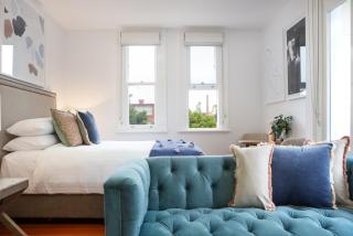 Intimate Studio Apartment with Balcony in Glebe - 5