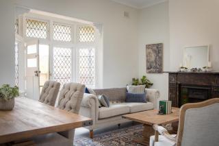 Central 2-Bed Apartment with Private Parking - 9