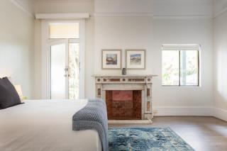 Central 2-Bed Apartment with Private Parking - 7