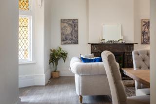 Central 2-Bed Apartment with Private Parking - 4